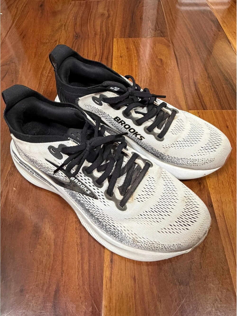 Brooks Adrenaline GTS 25 Womens Size 9.5B White Black Running Shoes Sneakers